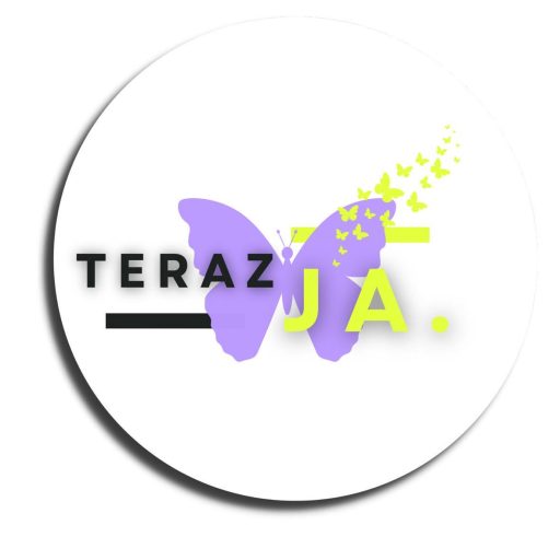 Okrągłe logo na białym tle. Na środku znajduje się fioletowy motyl, z którego prawego skrzydła wylatują mniejsze, żółte motyle. Po lewej stronie widnieje napis "TERAZ", a po prawej "JA." w kolorze żółtym.